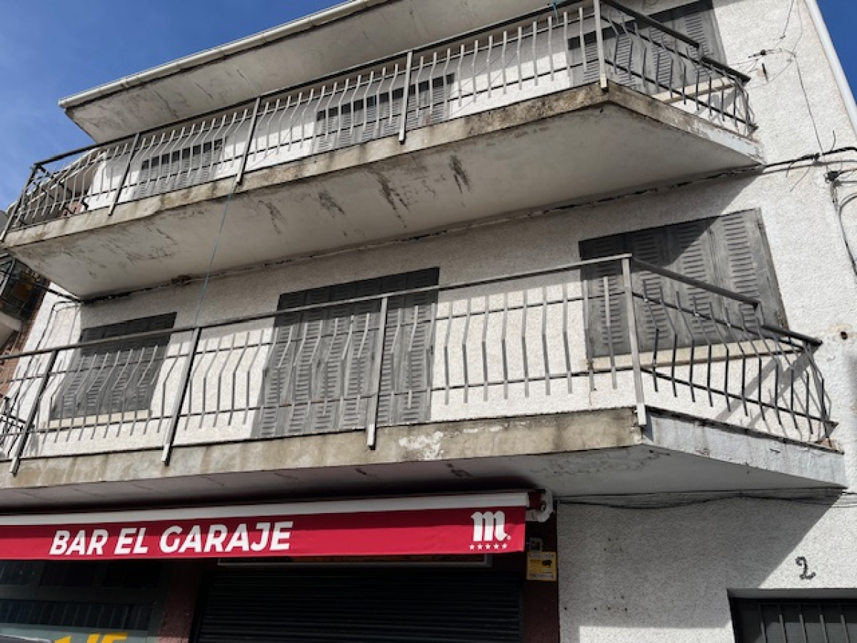 Edificio Céntrico En Tres Alturas Con Local Y Dos Pisos En Bustarviejo