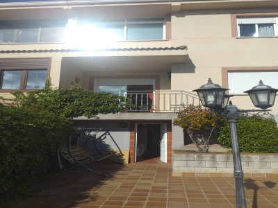 Chalet Pareado Con Jardín Y Garaje En Bustarviejo