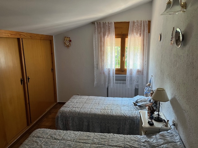 Chalet pareado con piscina y 4 dormitorios cerca del centro