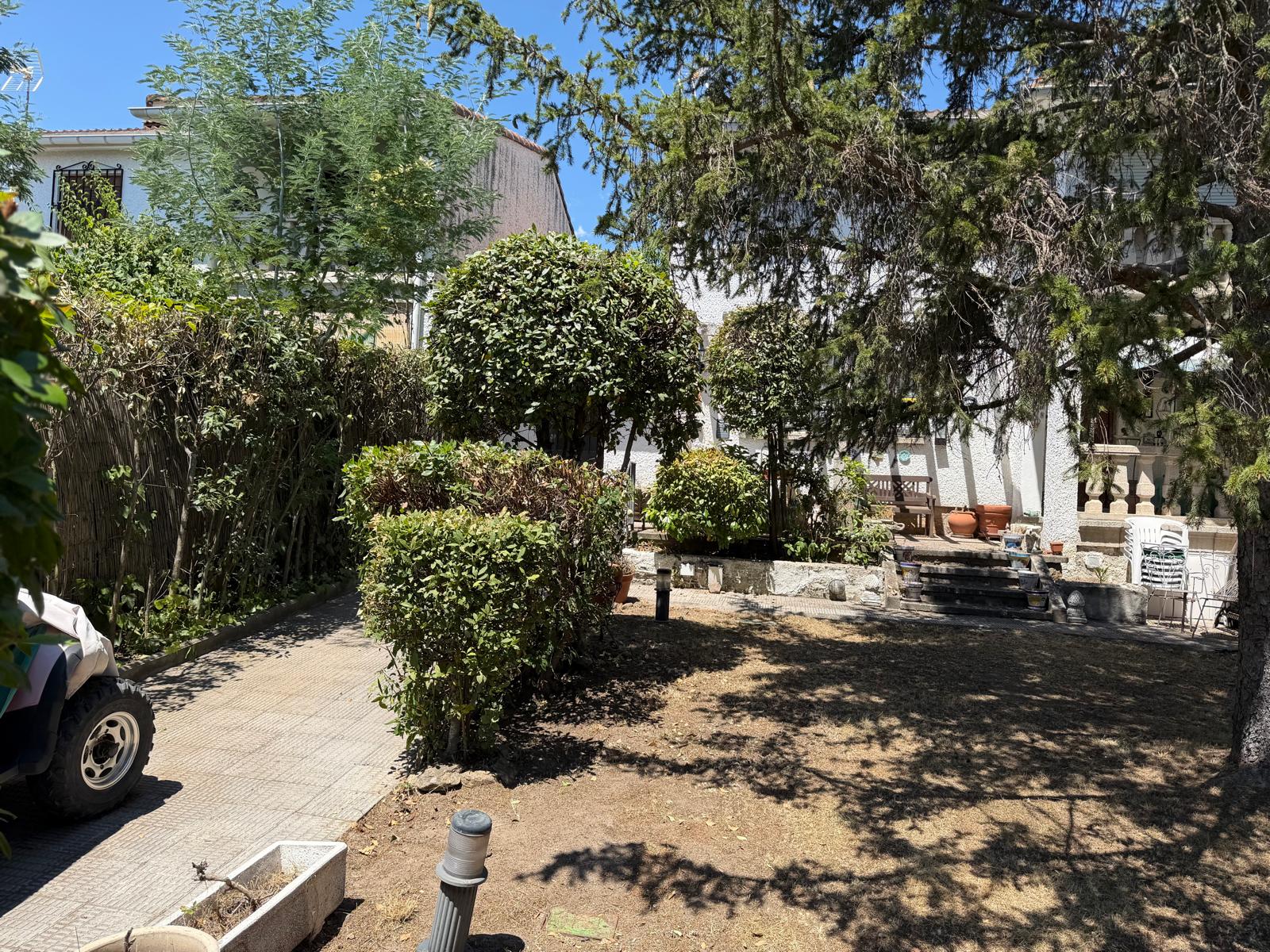 Chalet en venta en Miraflores de la Sierra (Madrid) – Amplio jardín y patio con chimenea