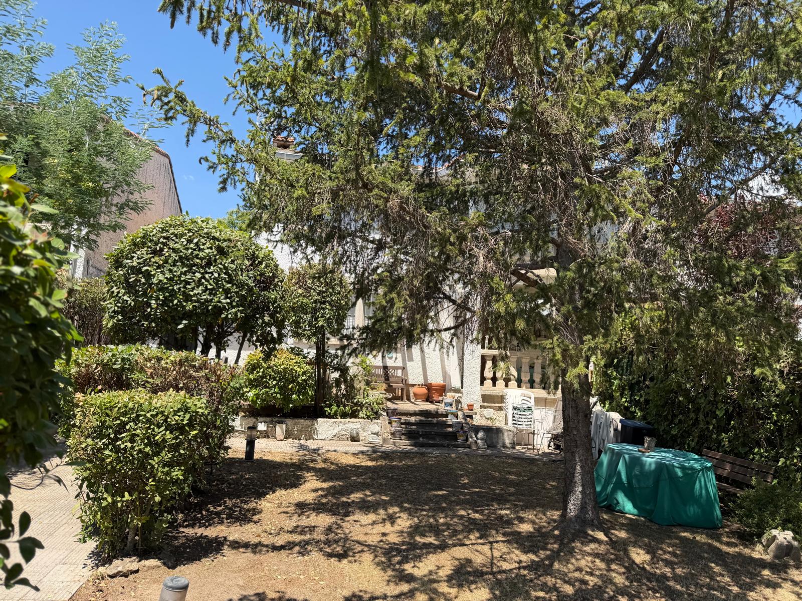 Chalet en venta en Miraflores de la Sierra (Madrid) – Amplio jardín y patio con chimenea