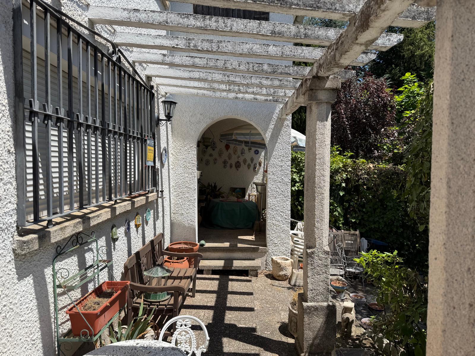 Chalet en venta en Miraflores de la Sierra (Madrid) – Amplio jardín y patio con chimenea