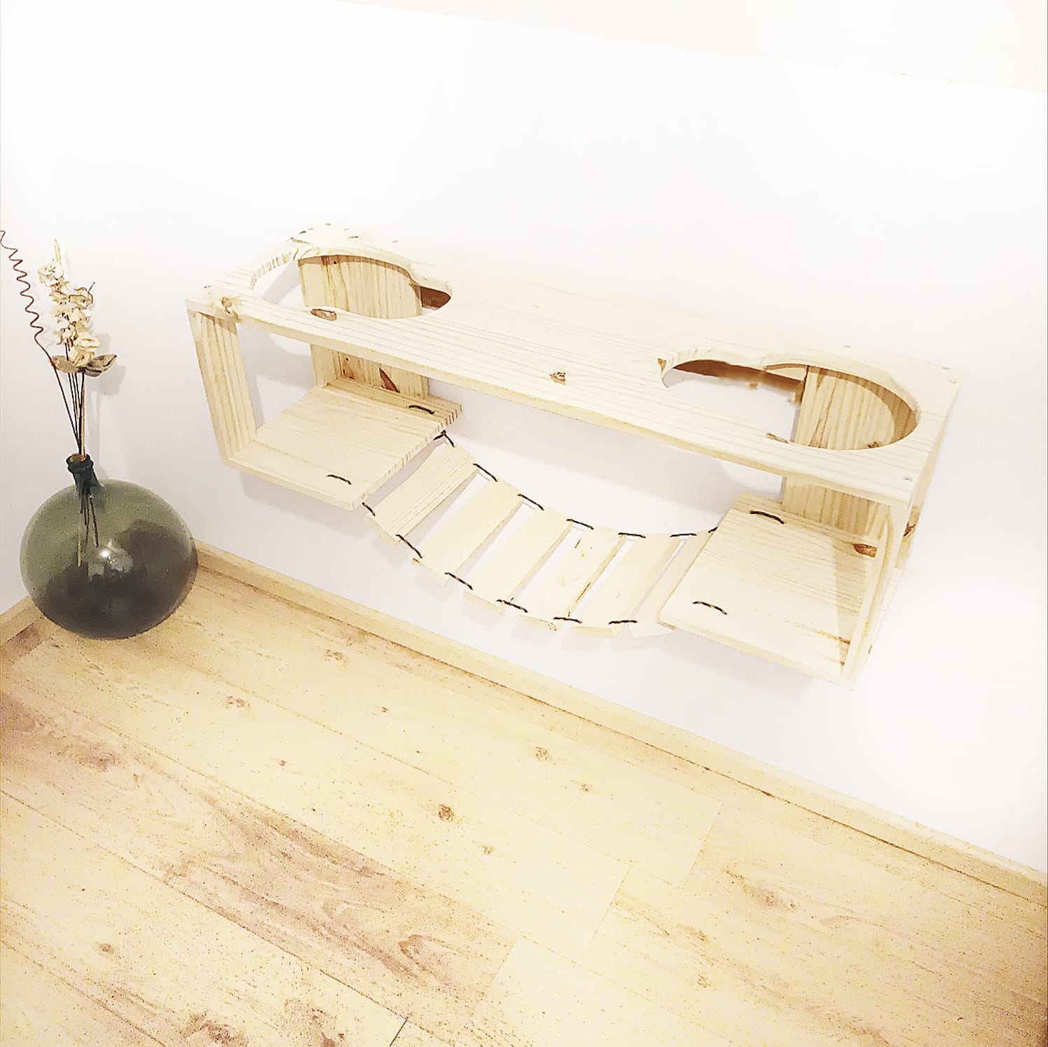 Parcours mural pour chat avec pont suspendu T-Pas-Cap | Gain de place & confort