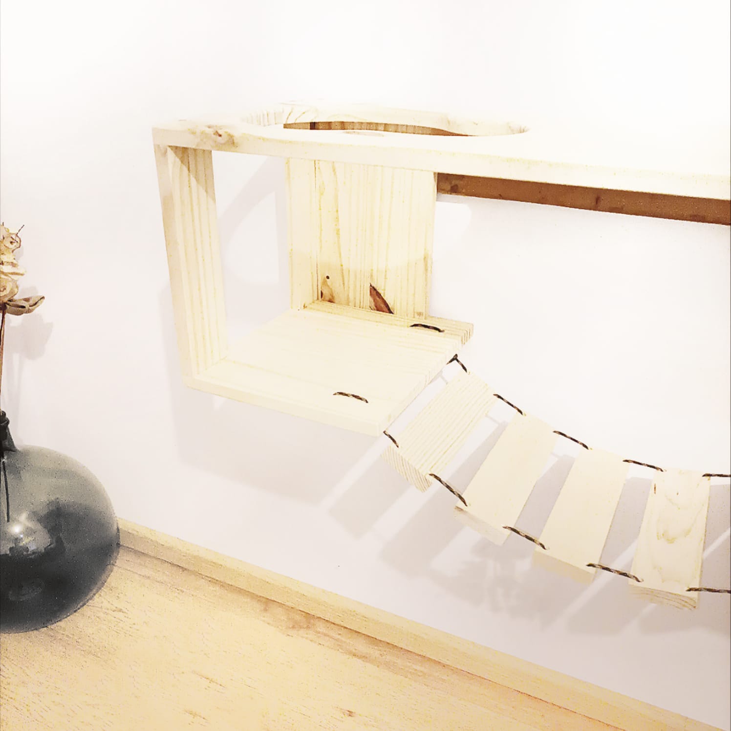 Parcours mural pour chat avec pont suspendu T-Pas-Cap | Gain de place & confort