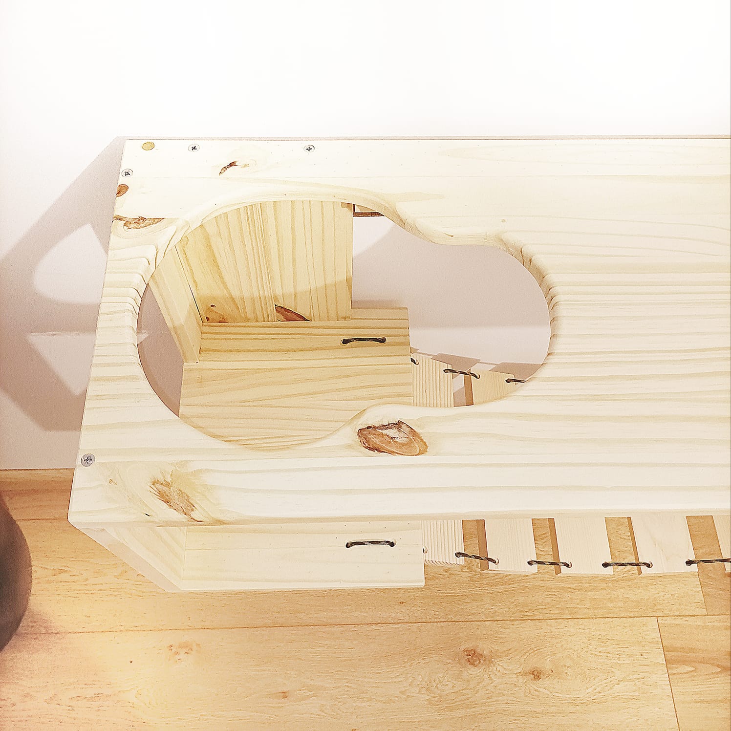 Parcours mural pour chat avec pont suspendu T-Pas-Cap | Gain de place & confort