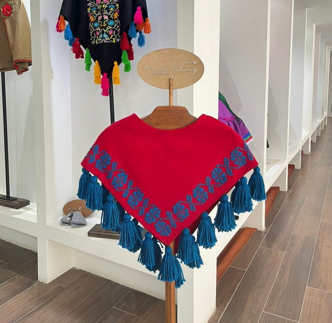 Mañanita bordado guía floral azul