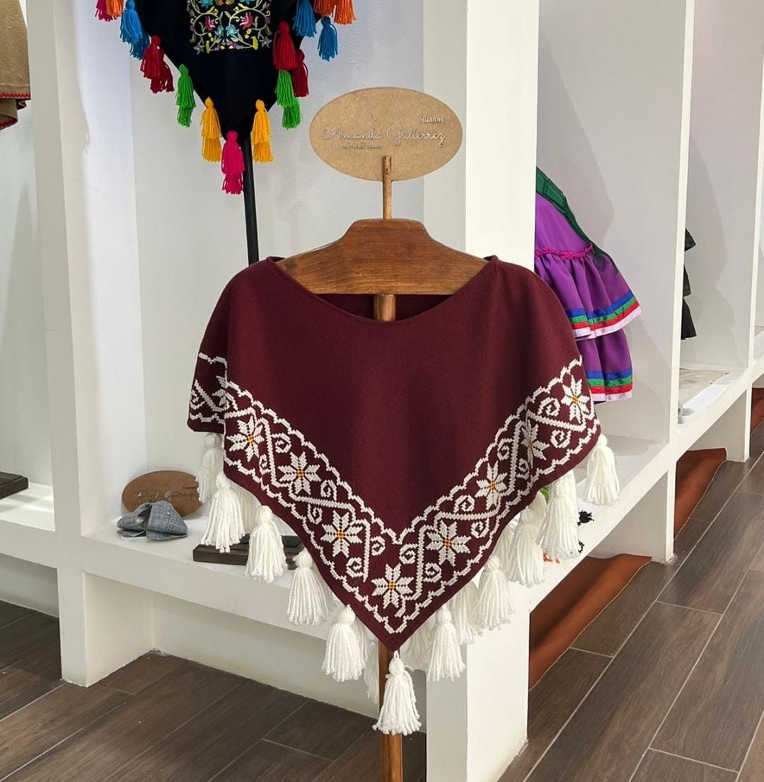 Mañanita vino con bordado blanco