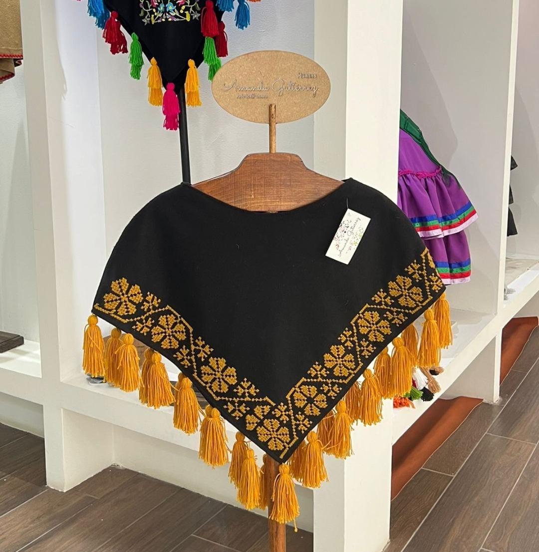 Mañanita negra con bordado amarillo