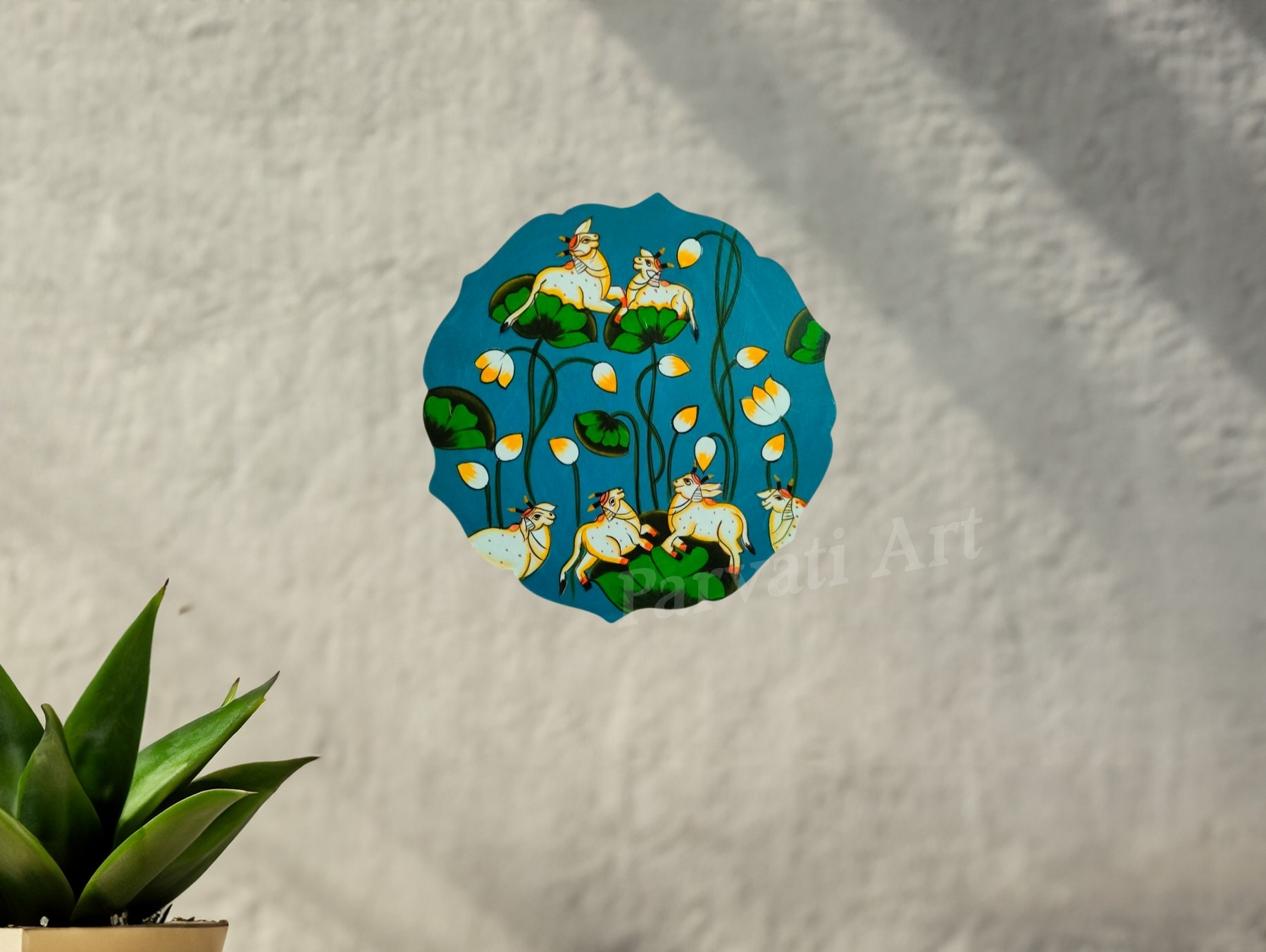 Cow wall hand paintad plate
