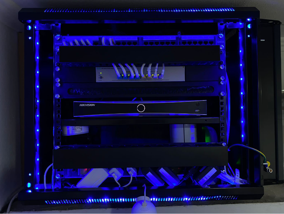 Rack de Servidores com Equipamentos