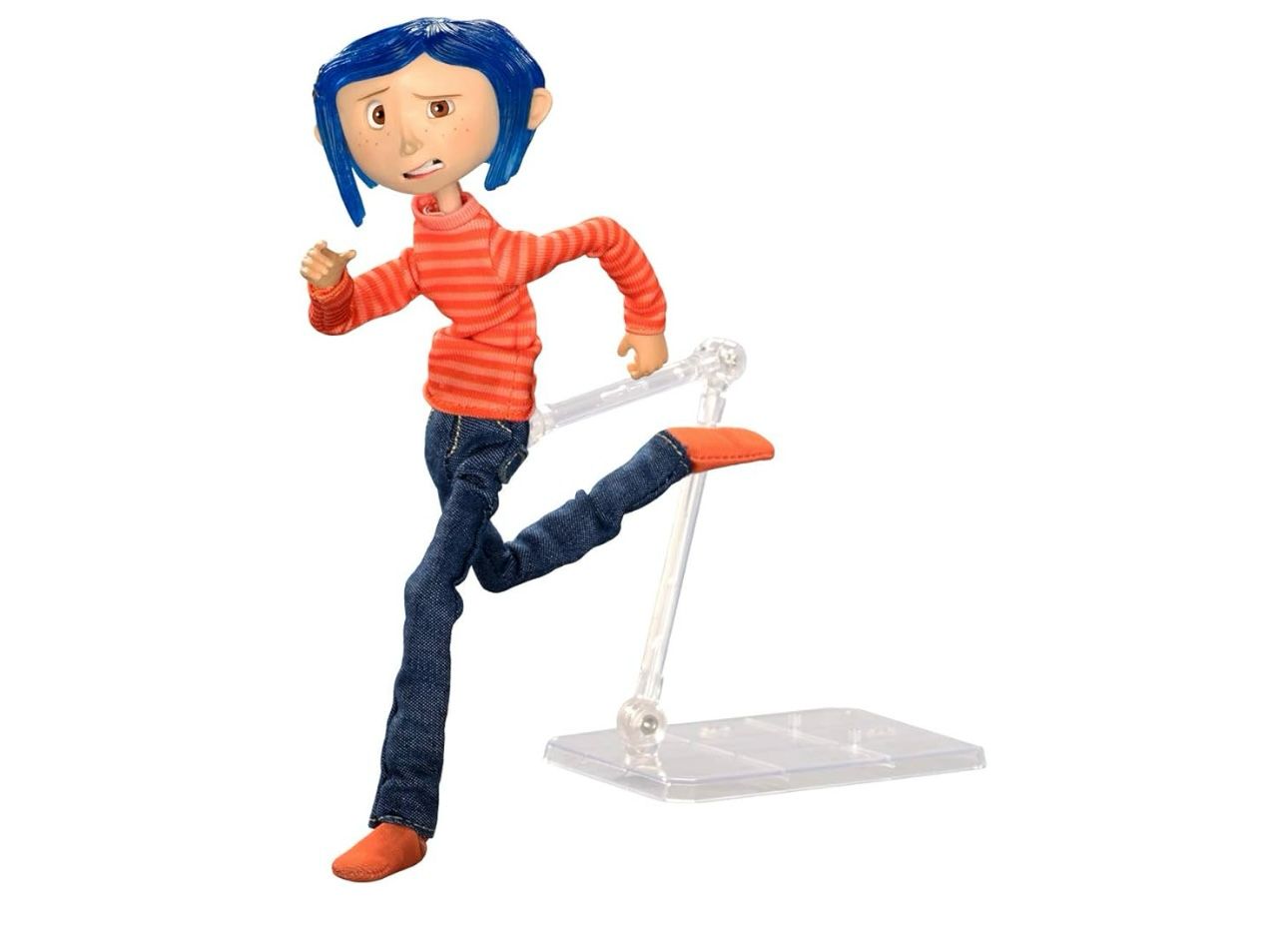 Coraline con camiseta de rayas y jeans