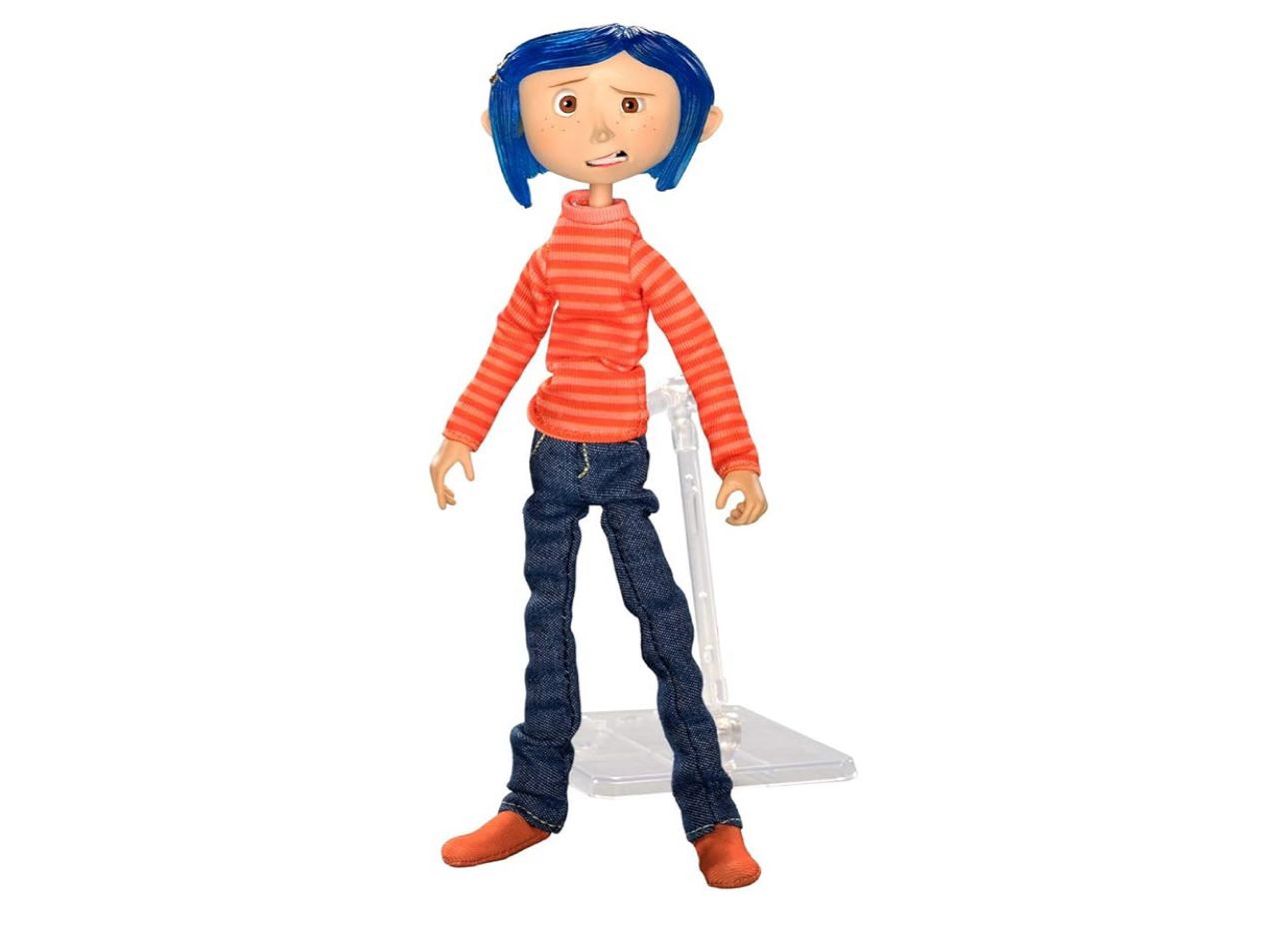Coraline con camiseta de rayas y jeans
