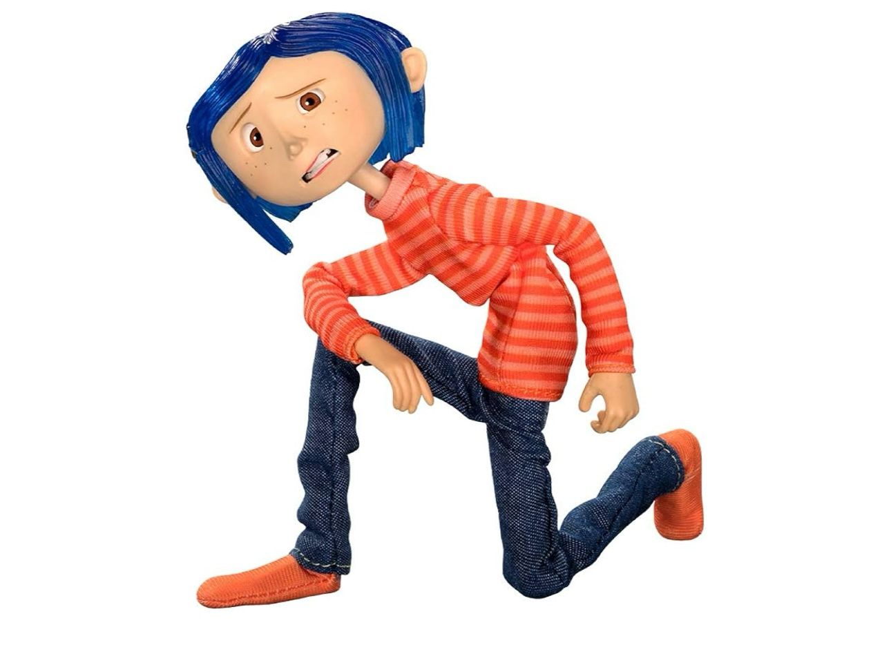 Coraline con camiseta de rayas y jeans