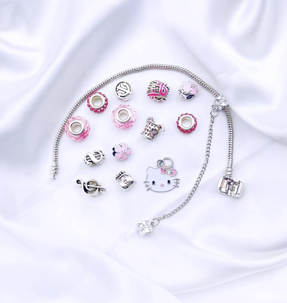 Pulseras con dijes de Hello Kitty