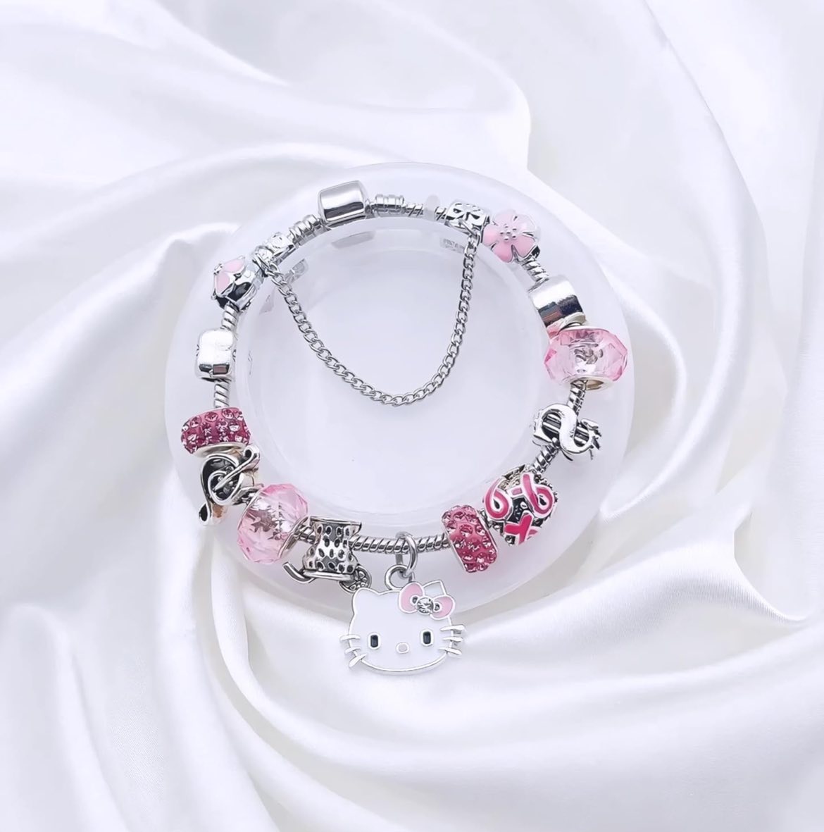 Pulseras con dijes de Hello Kitty