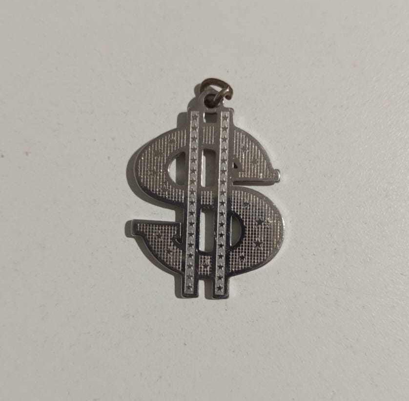 Dije Dollar, no incluye cadena!