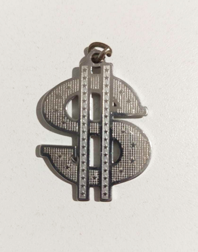 Dije Dollar, no incluye cadena!