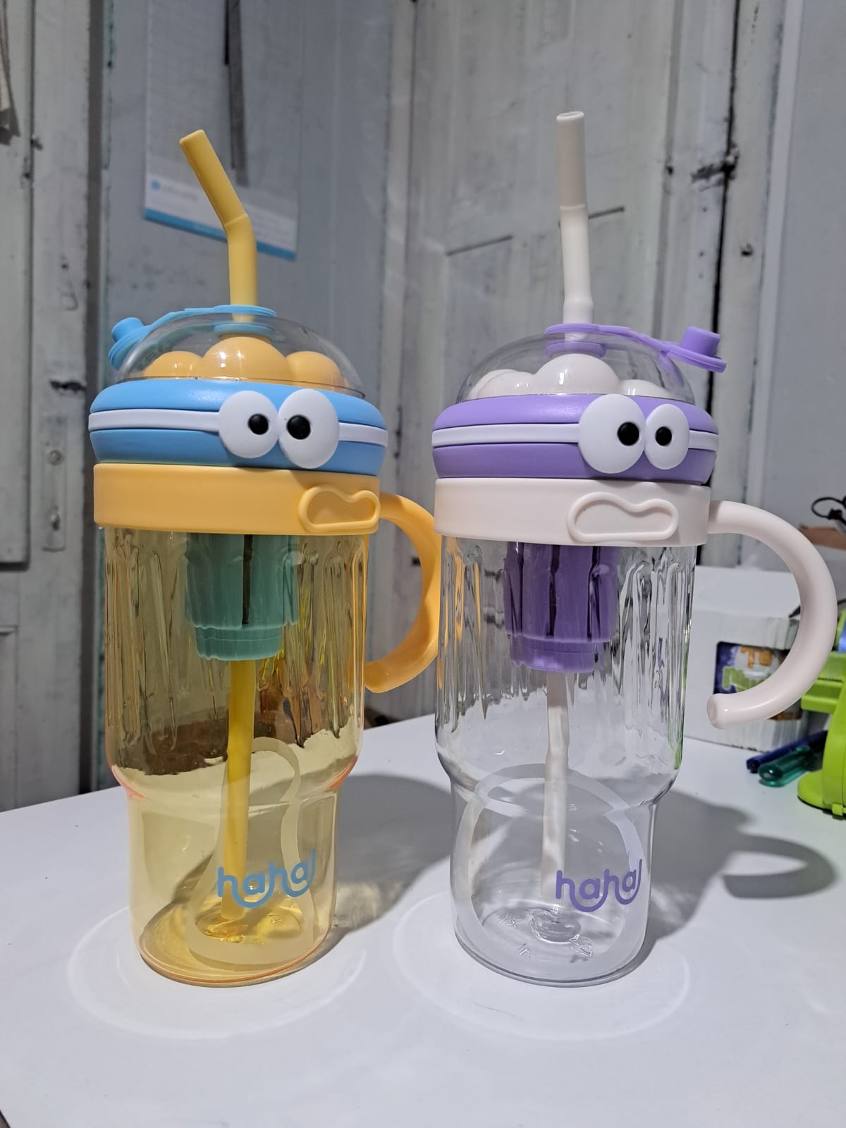 Vaso con ojitos capacidad 1.2lts, incluye sorbito