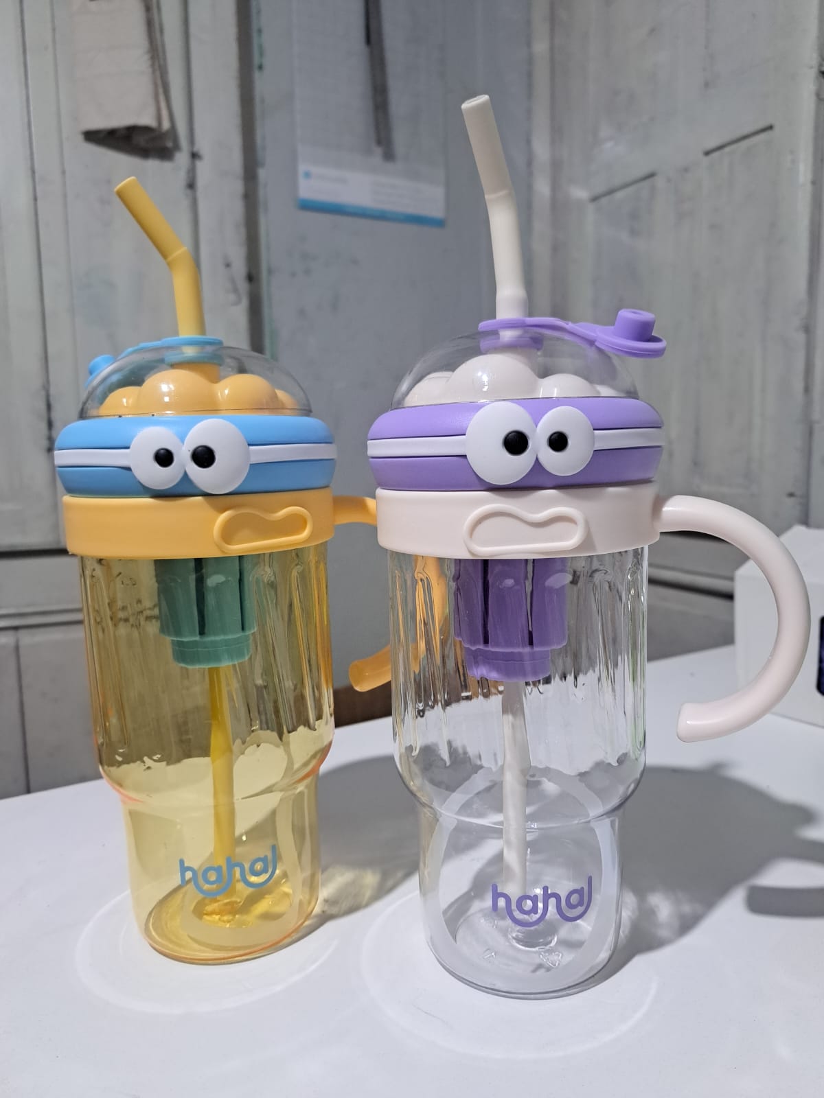 Vaso con ojitos capacidad 1.2lts, incluye sorbito