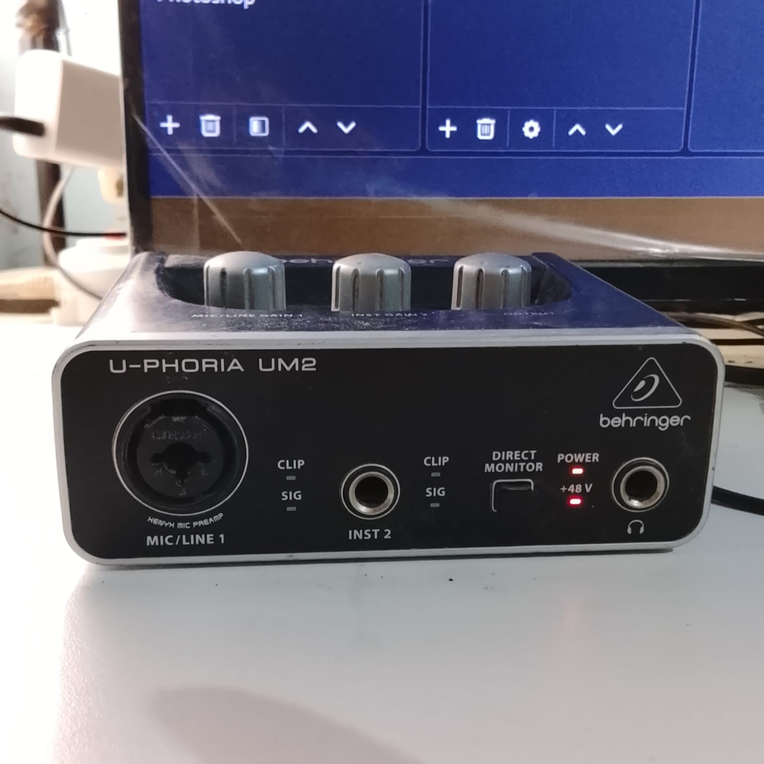 Interfaz de audio Behringer U-Phoria UM2 negra