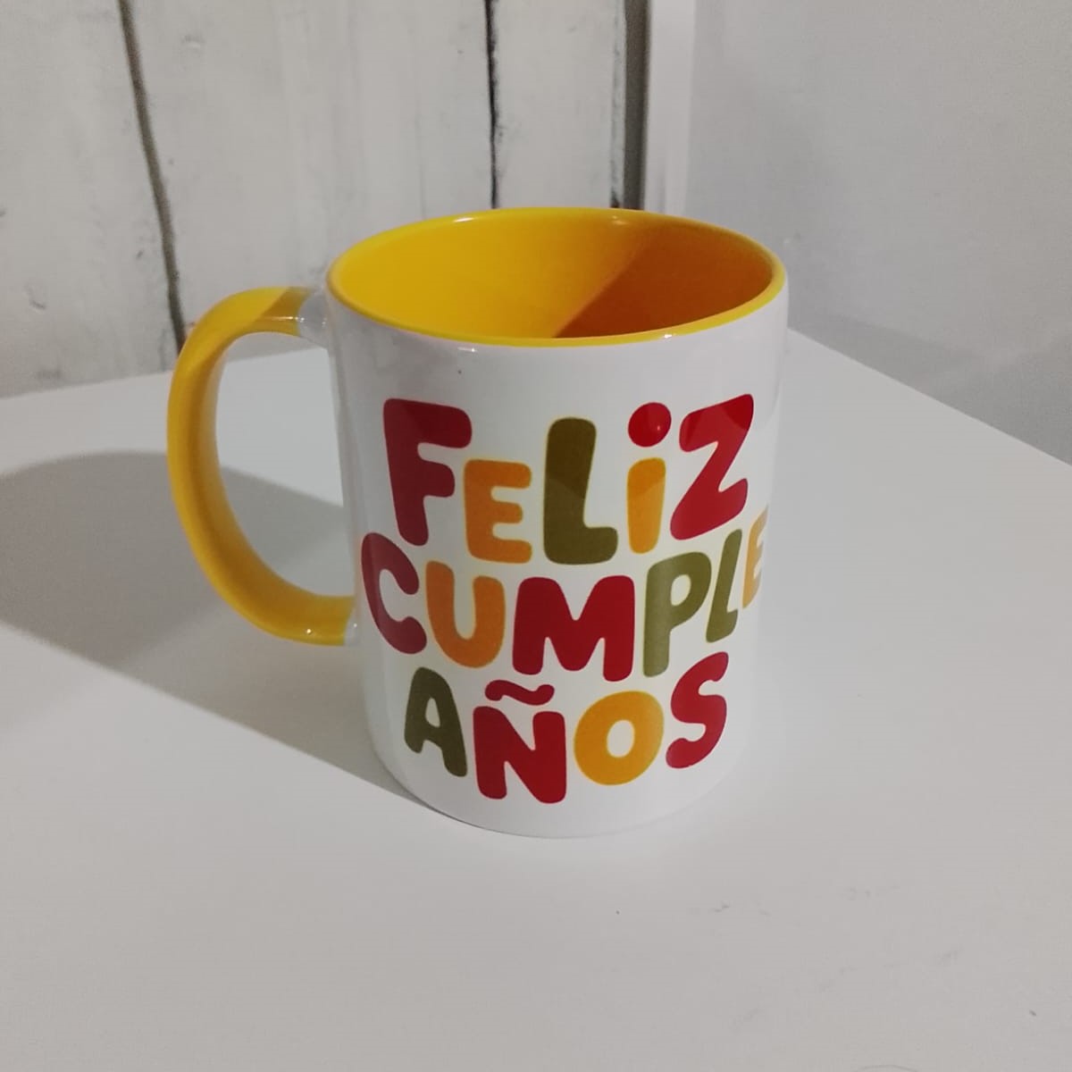 Feliz cumpleaños! Taza asa e interior a color amarillo