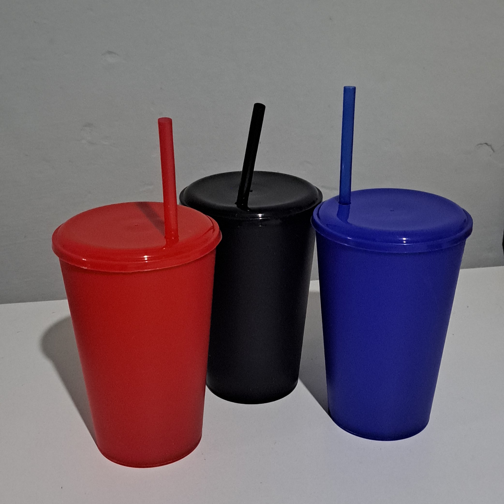 Vaso plastico de color con sorbito 500cc