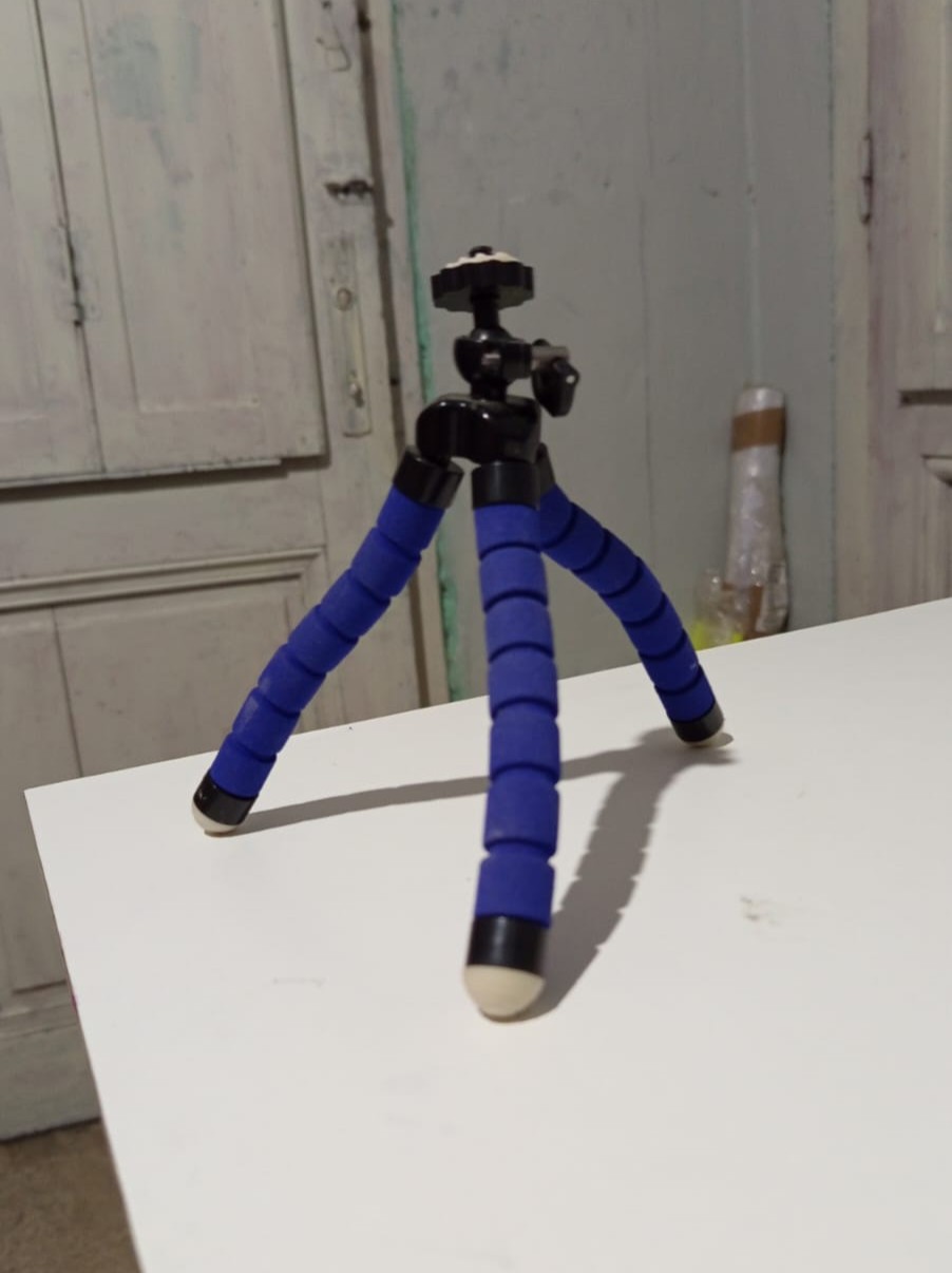 Tripode flexible para celuar, NO INCLUYE adaptador