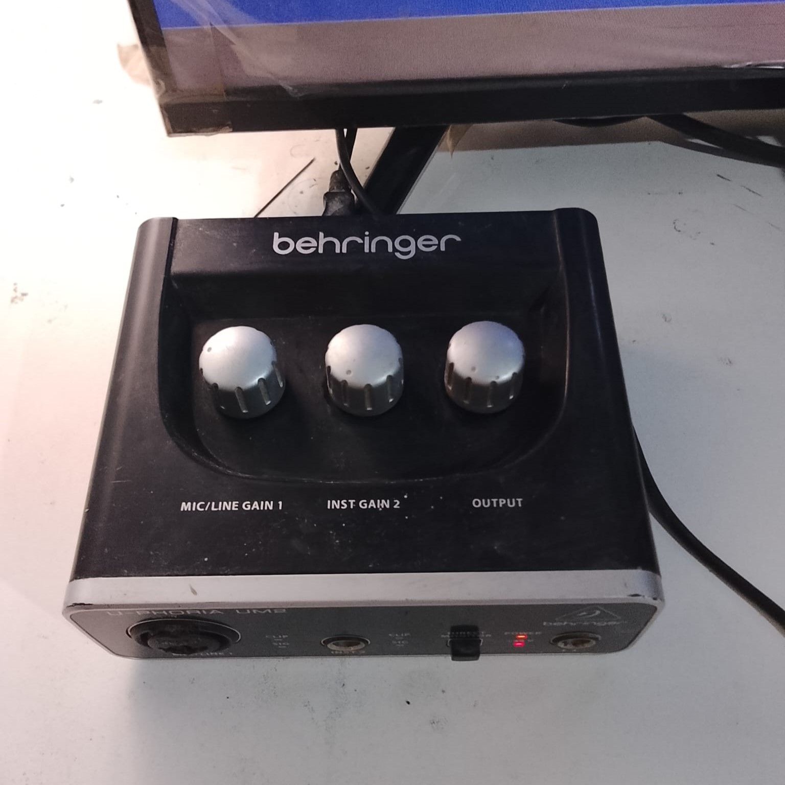 Interfaz de audio Behringer U-Phoria UM2 negra