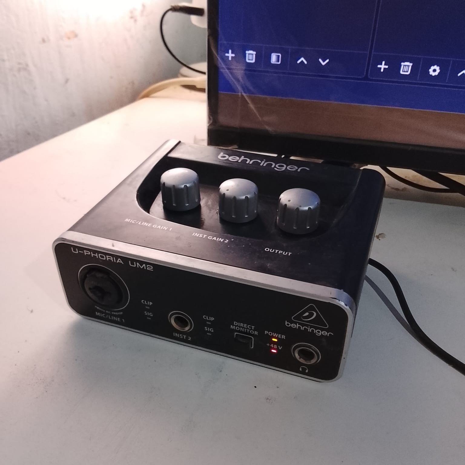 Interfaz de audio Behringer U-Phoria UM2 negra