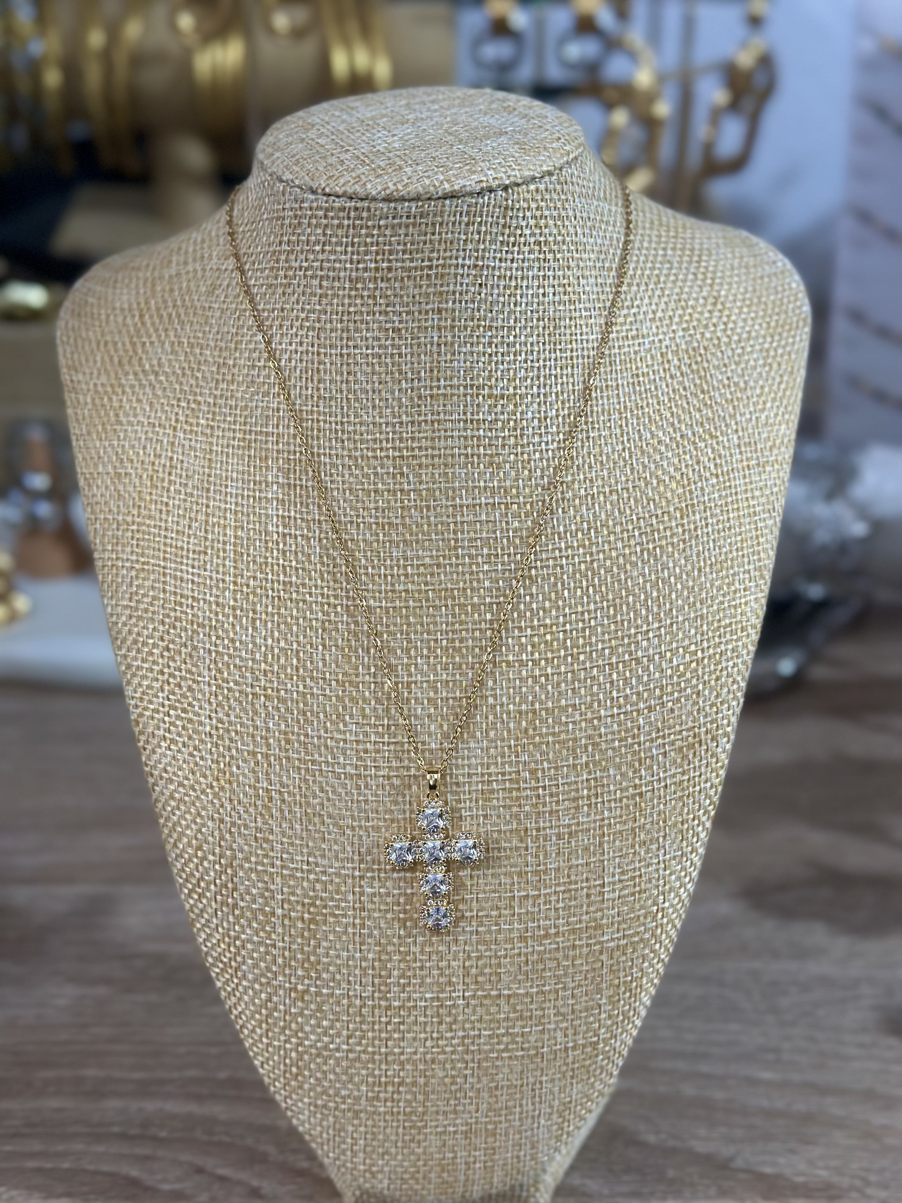 Collier croix Madeleine