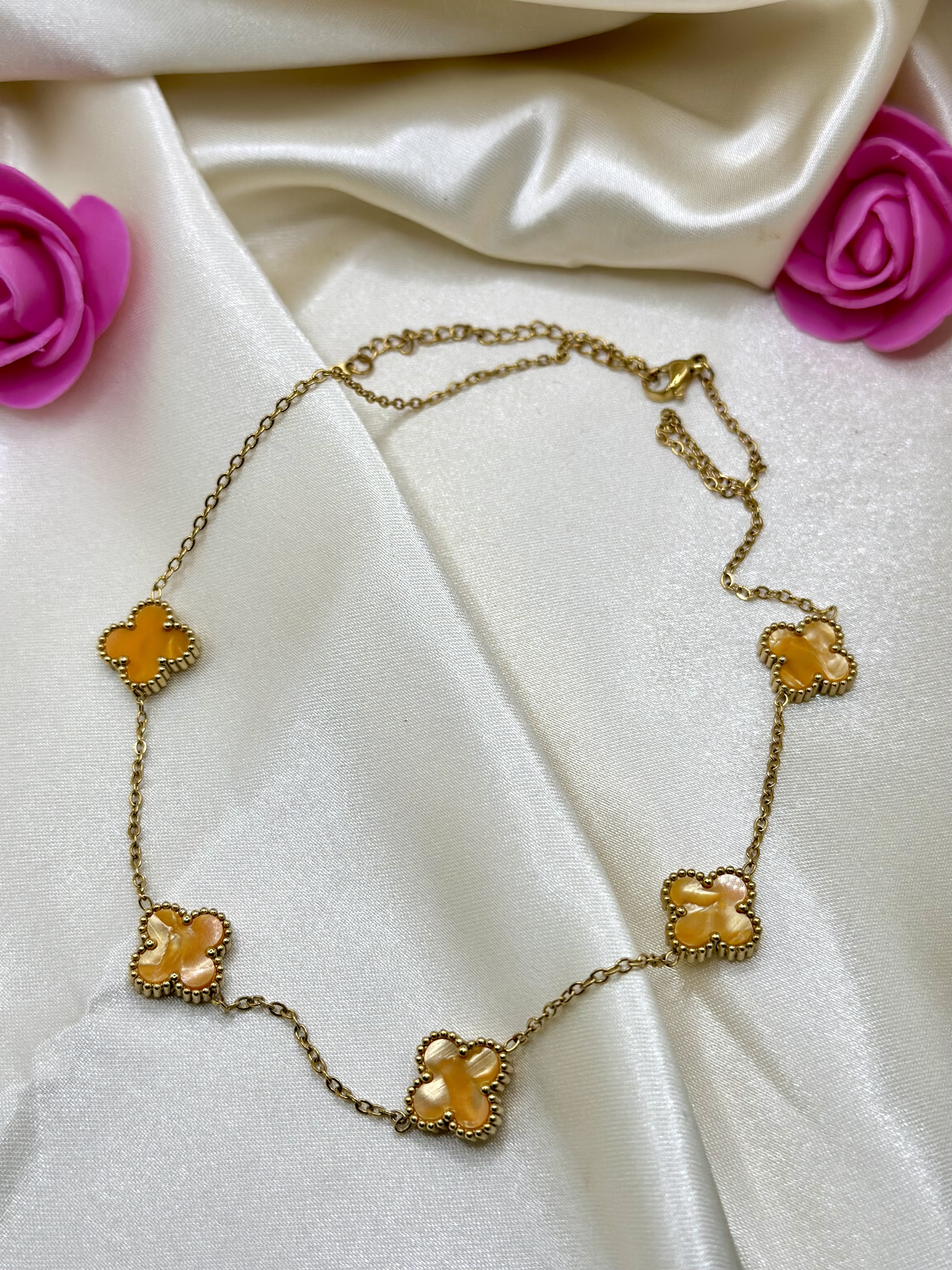 Collier trèfle jaune