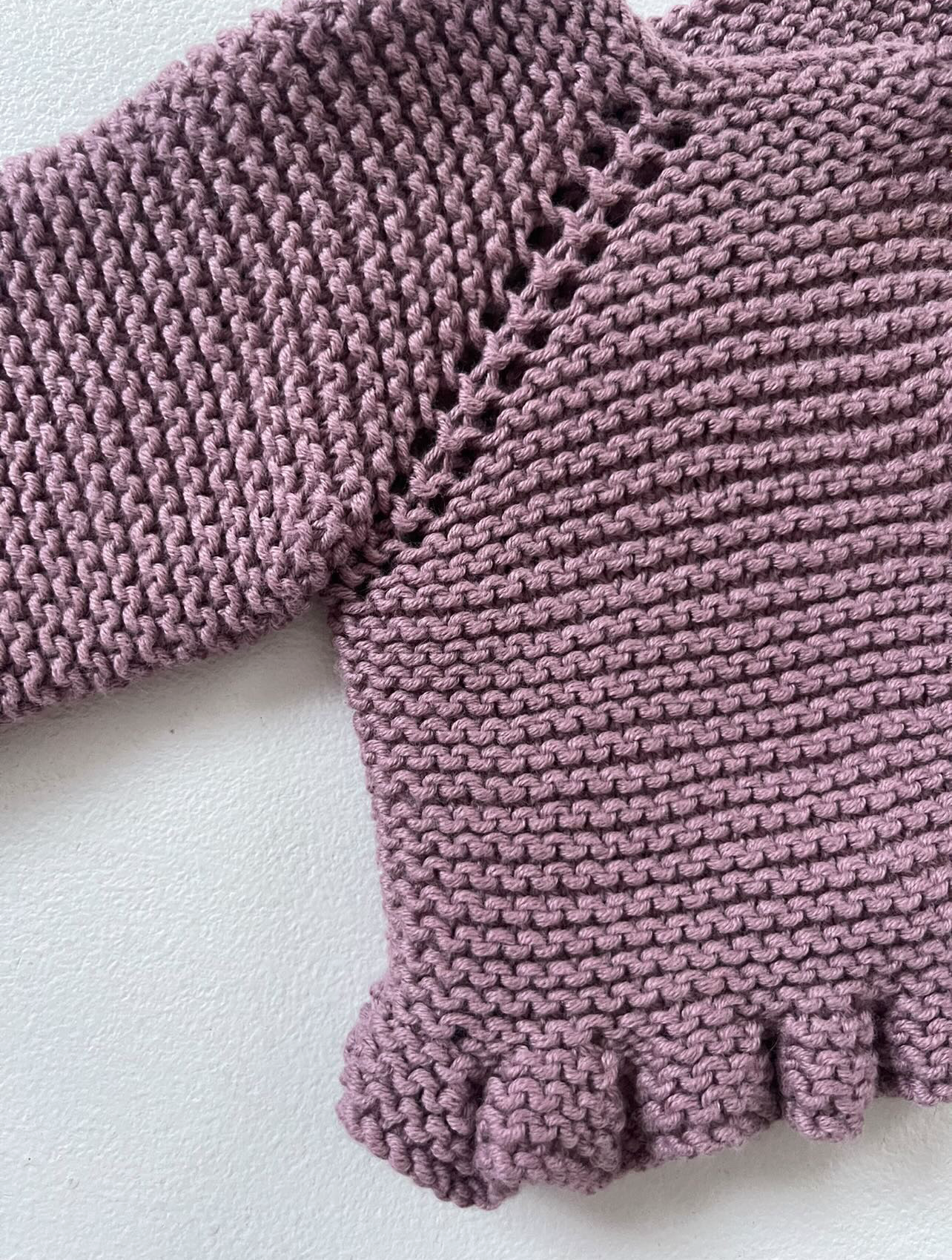 Conjunto Chaquetita de volantes+capota+zapatitos 