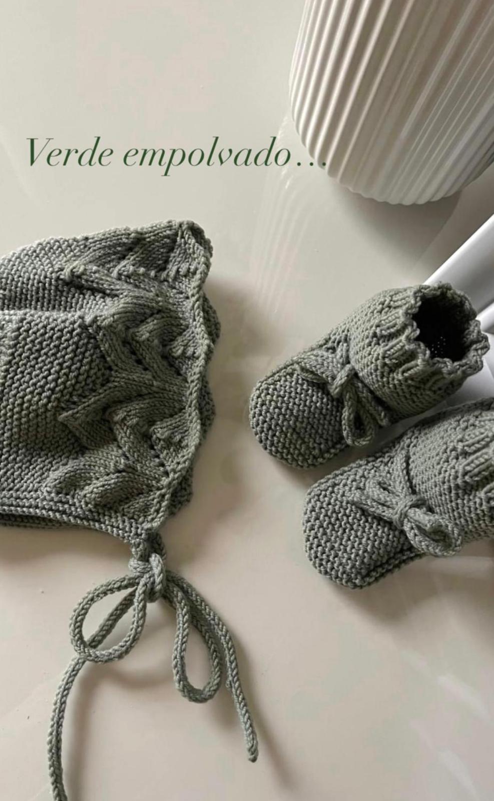 Conjunto de capota y patucos de bebé tejidos a mano. 