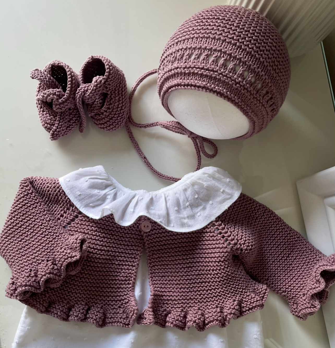 Conjunto Chaquetita de volantes+capota+zapatitos 