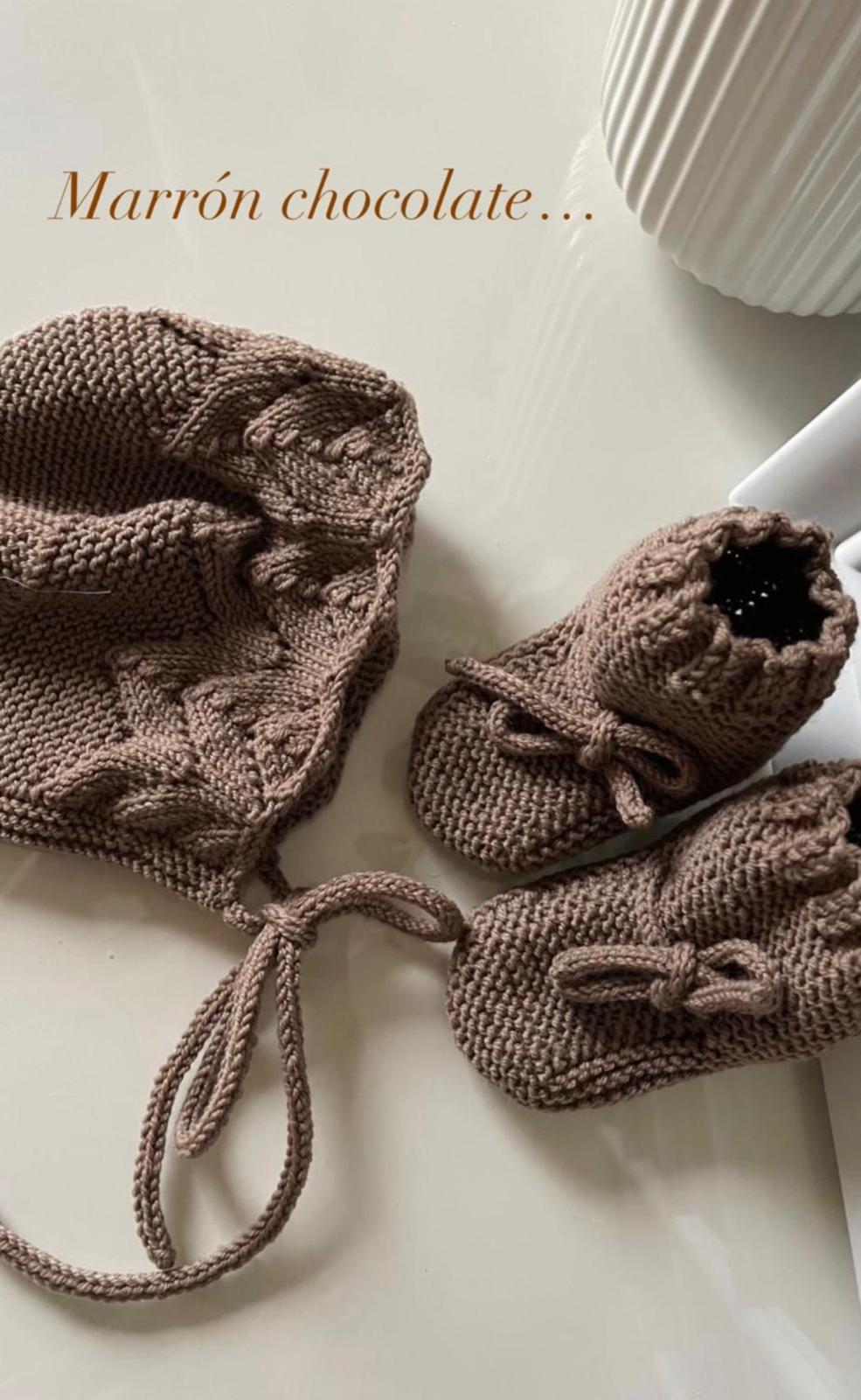 Conjunto de capota y patucos de bebé tejidos a mano. 