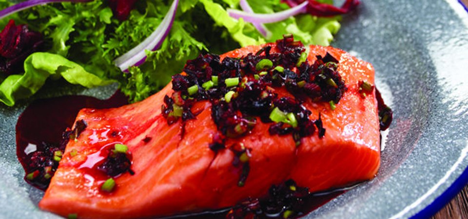 Salmón en salsa de jamaica