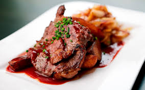 Pierna de cerdo en salsa de ciruela y vino tinto