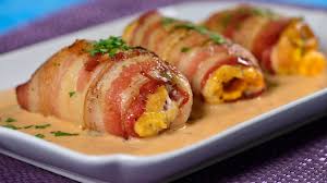 Pechuga de pollo rellena bañada en crema de chipotle