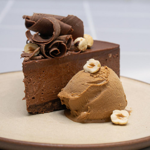 Cheesecake de chocolate con avellanas y mousse de coco