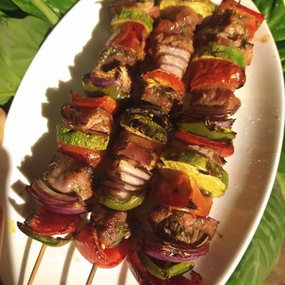 Kebab de carne y vegetales