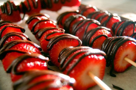Brochetas de fresas con chocolate