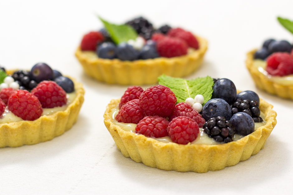 Tartitas de frutas tropicales con crema