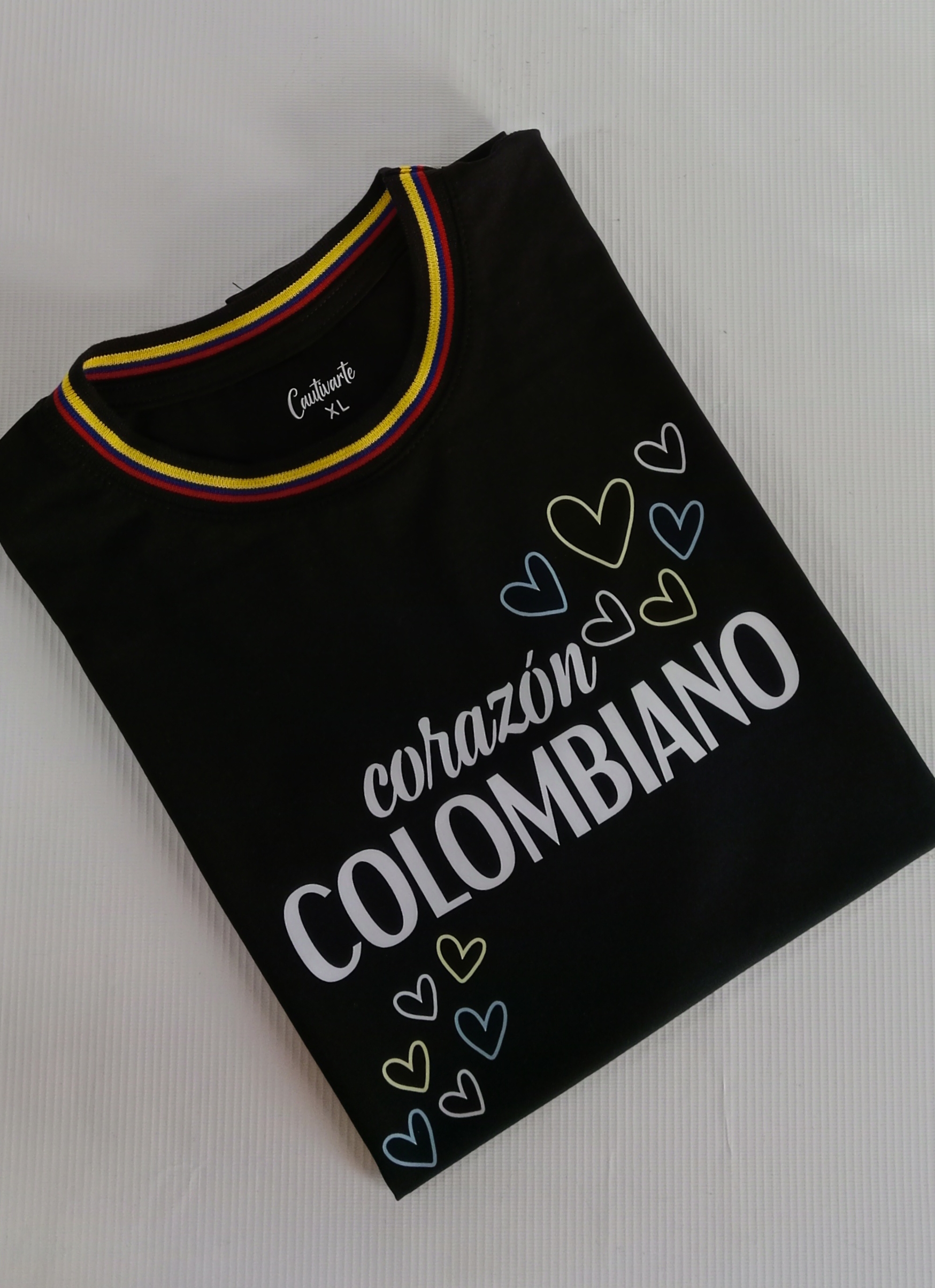 Camiseta 'Corazón Colombiano Noir'