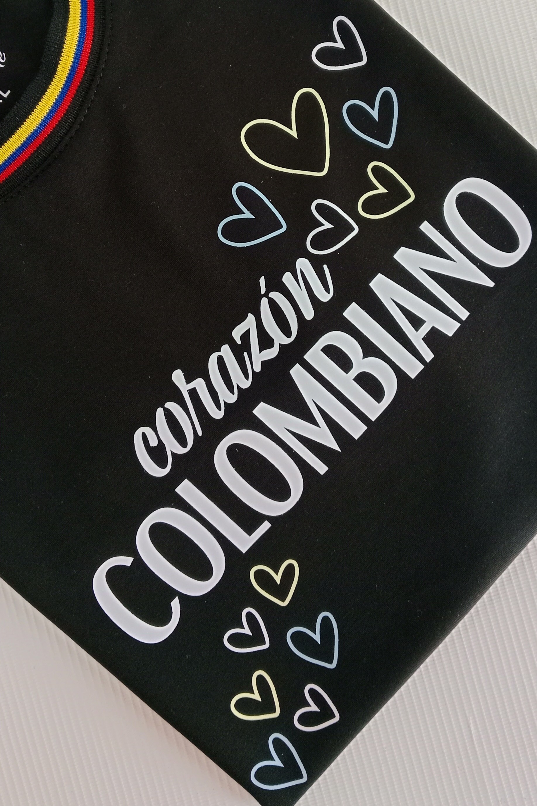 Camiseta 'Corazón Colombiano Noir'