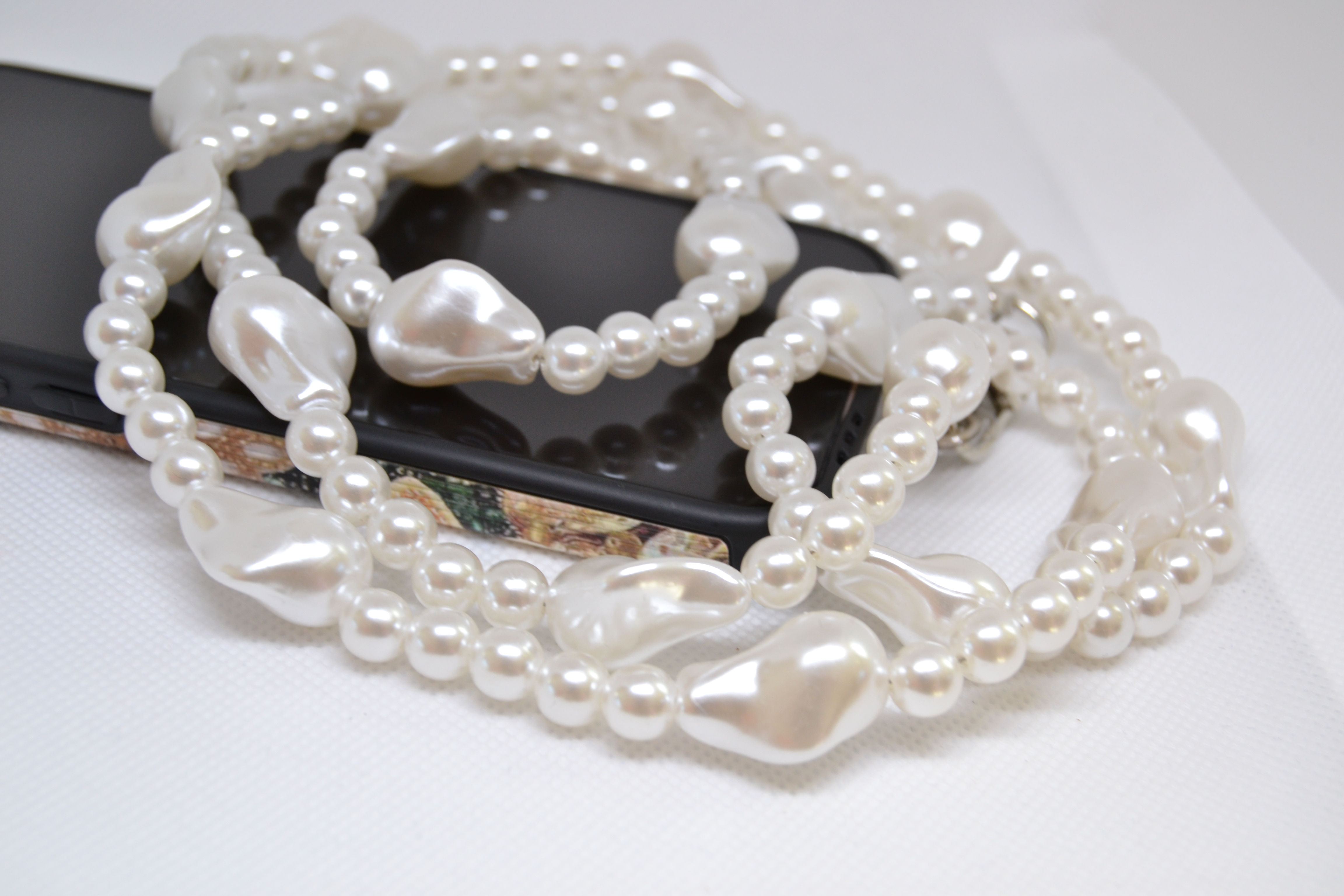 Žaismingi karoliai telefonui