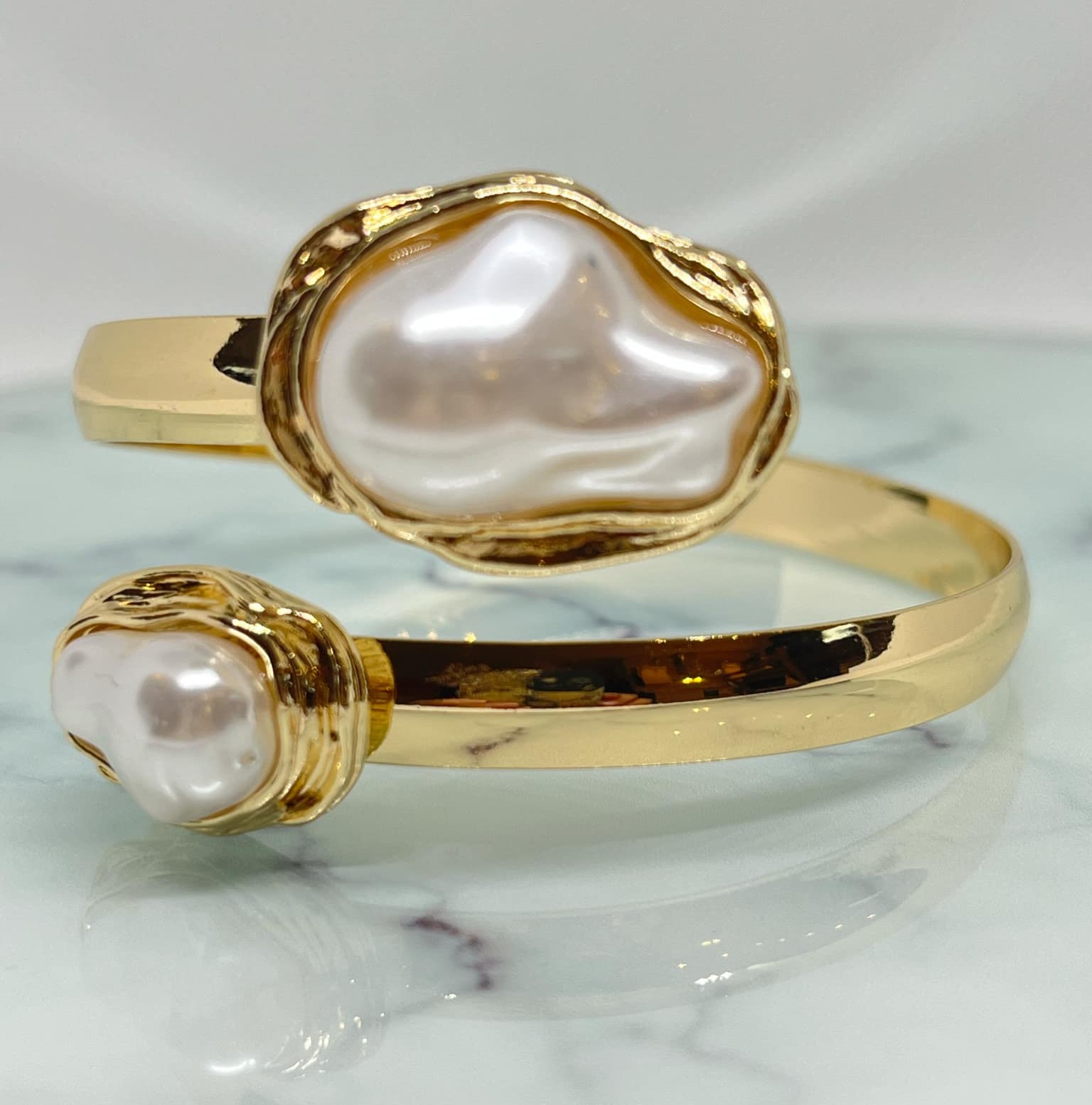 Aukso spalvos apyrankė su akriliniais perlais