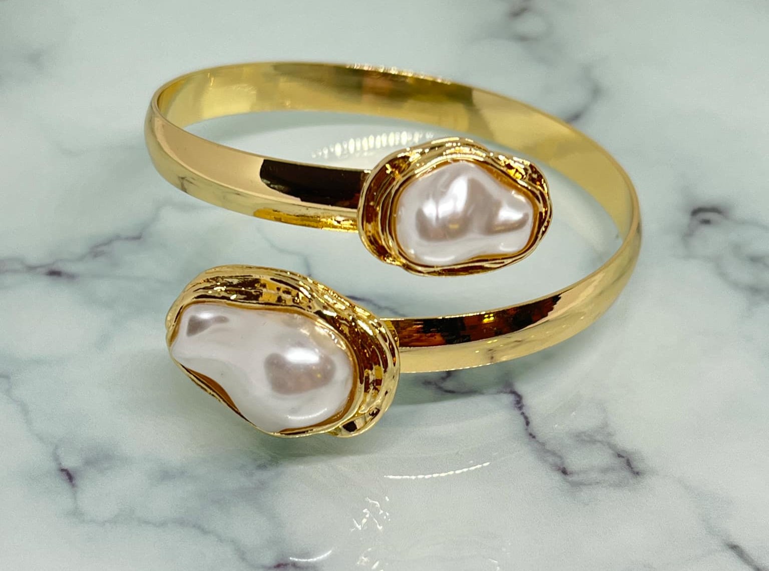 Aukso spalvos apyrankė su akriliniais perlais