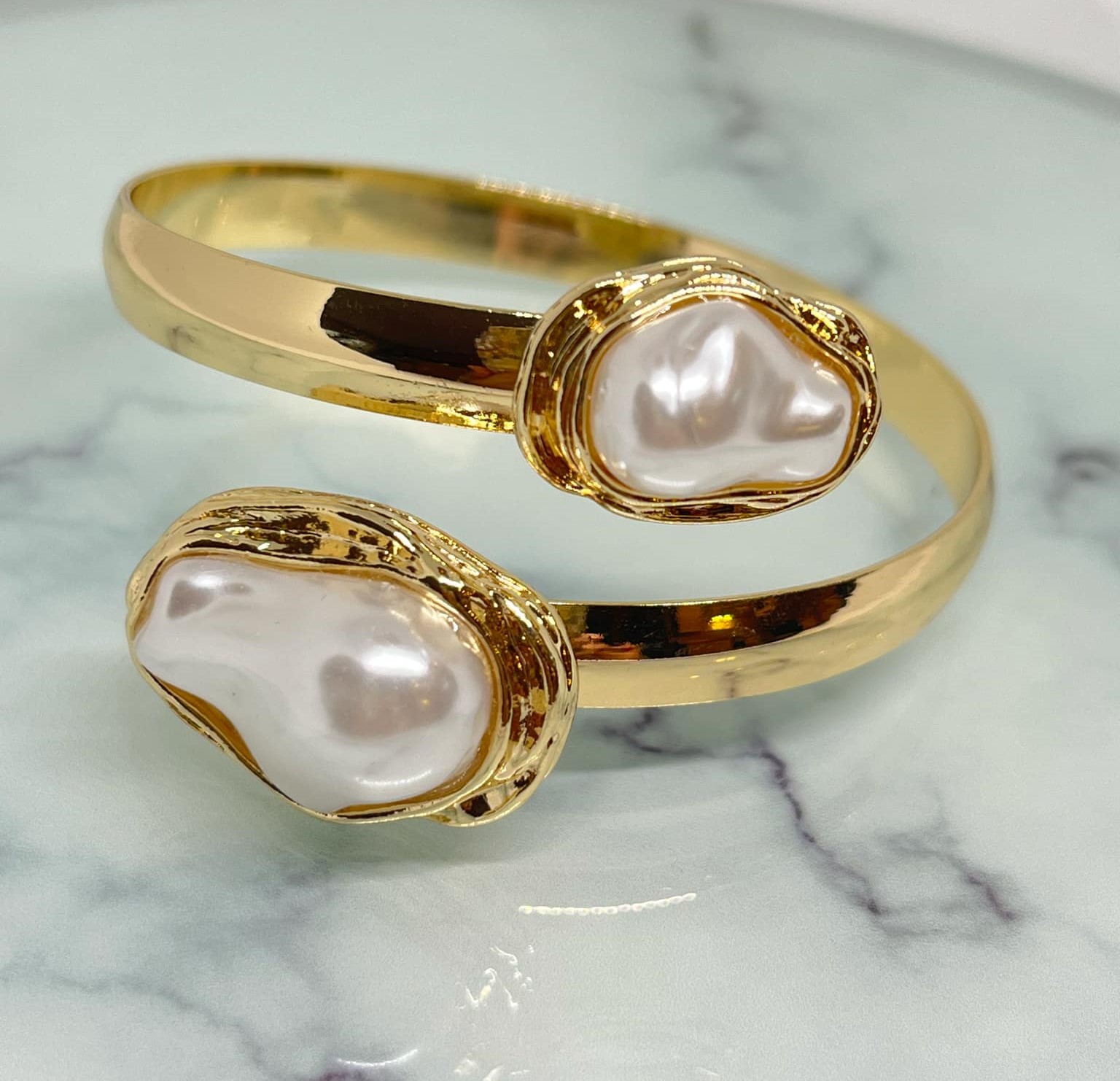 Aukso spalvos apyrankė su akriliniais perlais