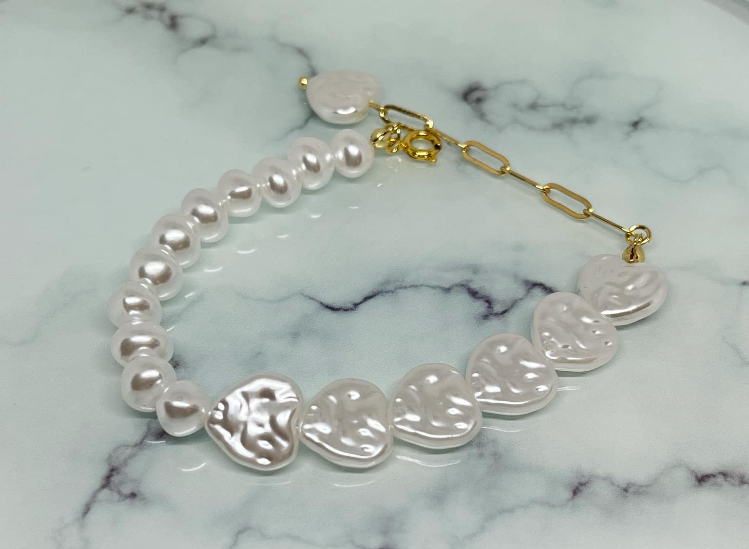 Perlų karoliukų apyrankė su širdelėmis