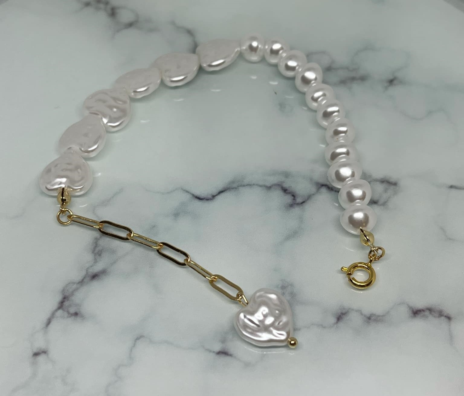 Perlų karoliukų apyrankė su širdelėmis